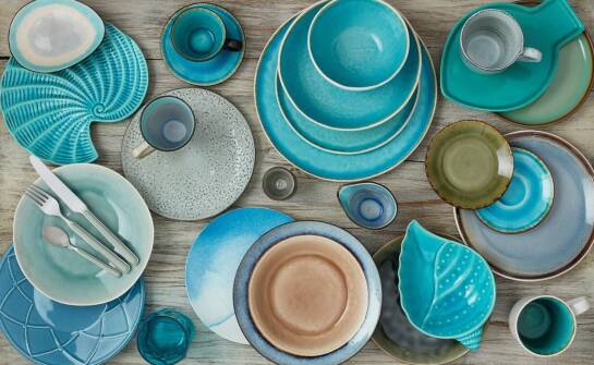 Jakie elementy dekoracyjne warto dobrać do kolorowych talerzy ceramicznych?