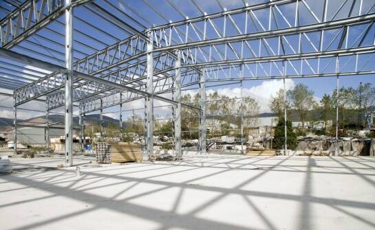 Wie sieht der Prozess der Lieferung und Montage von stahlhallen aus polen in Deutschland aus?