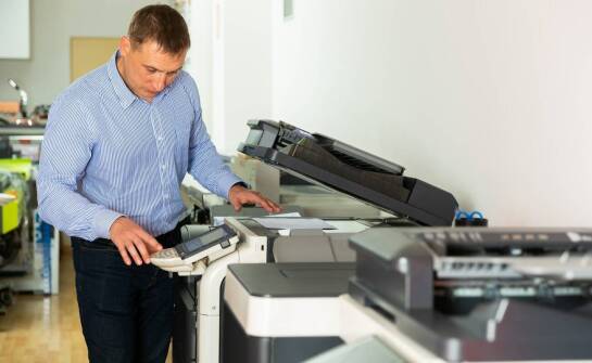 Korzyści płynące z fachowego doradztwa przy wyborze sprzętu biurowego