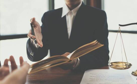 Jakie są korzyści z współpracy z kancelarią specjalizującą się w prawie upadłościowym?