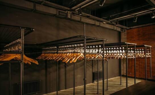 Wpływ dywanu czarnego 160x220 na organizację przestrzeni w nowoczesnych magazynach