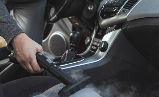 Jak odkurzacz samochodowy pomaga utrzymać czystość wewnątrz auta przez cały rok?