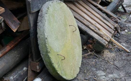 Jakie materiały są używane do produkcji ozdobnych pokryw na szambo?