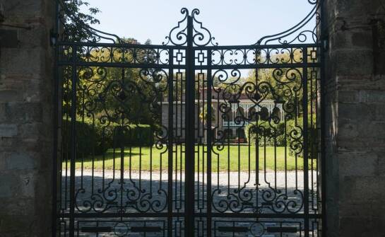 Kluczowe korzyści z wyboru bram dwuskrzydłowych dla Twojej posesji