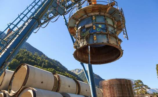 Rola teleskopowych rękawów załadunkowych w bezpyłowym transporcie surowców budowlanych