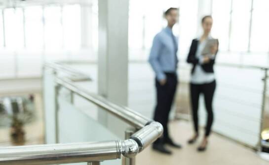 Wpływ balustrad ze stali nierdzewnej na bezpieczeństwo w budynkach użyteczności publicznej