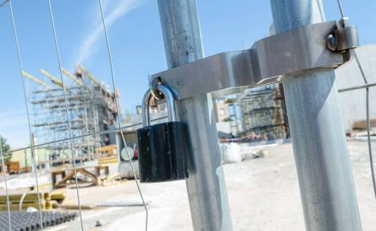 Bramy budowlane a przepisy bezpieczeństwa na placu budowy