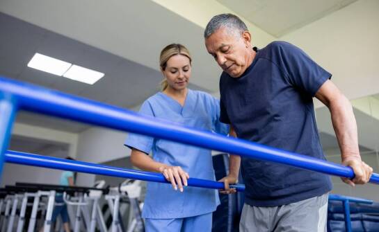 Jak ćwiczenia fizjoterapeutyczne wpływają na poprawę mobilności u seniorów?