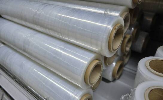 Rola woreczków foliowych z taśmą klejącą w zwiększaniu efektywności pakowania