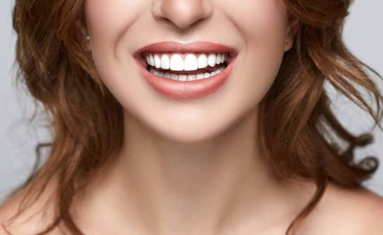 Implanty zębów a estetyka uśmiechu: Co warto wiedzieć przed decyzją?