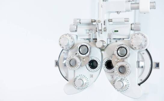 Nowoczesne technologie w optyce: jak wpływają na diagnozowanie wzroku?