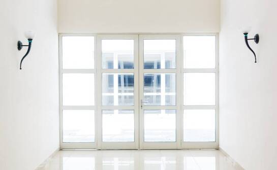 Proces montażu drzwi szklanych: dlaczego warto zaufać ekspertom?