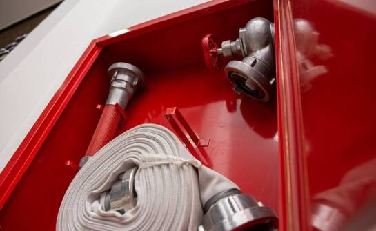 Sprzęt przeciwpożarowy: co powinno znaleźć się na wyposażeniu firmy?