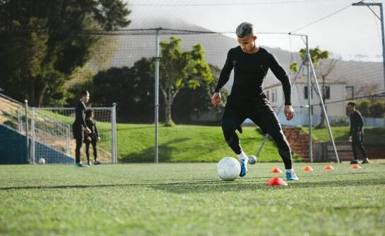 Dlaczego warto zainwestować w bieliznę termoaktywną męską do gry w piłkę nożną?