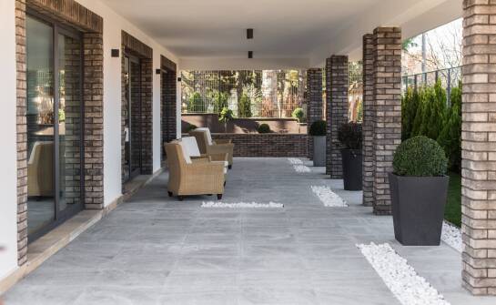 Dlaczego warto współpracować z profesjonalistami przy wyborze płytek tarasowych?