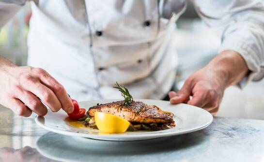 Biznesowy lunch w gdańskiej restauracji rybnej: co polecamy?