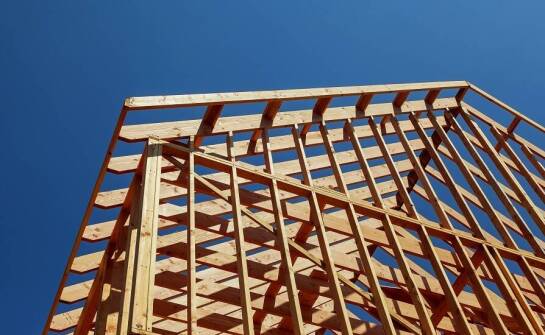 Rola gotowych konstrukcji drewnianych w zmniejszaniu śladu węglowego budynków