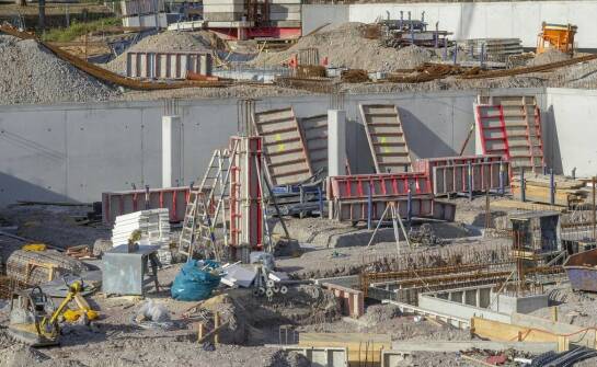 Wybór prefabrykowanych fundamentów pod słupy – najważniejsze kryteria