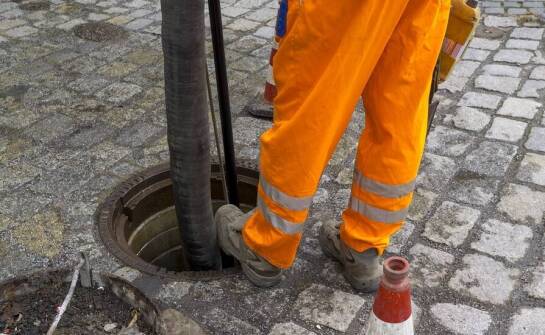 Jakie są najczęstsze przyczyny zatorów wymagających udrażniania kanalizacji?