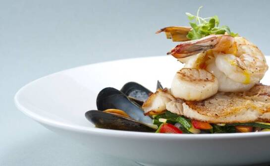 Owoce morza na talerzu: Co znajdziesz w Restauracji Wyspa Spichrzów?