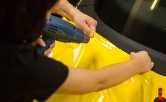 Techniki oklejania ciężarówek: co warto wiedzieć przed podjęciem decyzji?