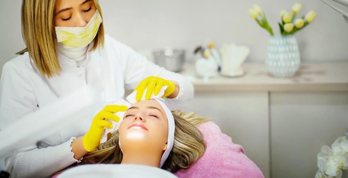 Botoks - jak działa i jakie korzyści przynosi w medycynie estetycznej?