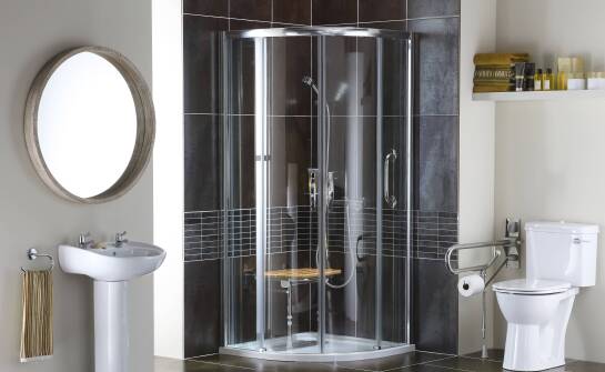 Szkło przezroczyste czy matowe? Wybór kabin prysznicowych do Twojego wnętrza