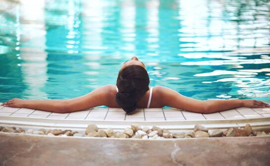 Wakacyjny relaks w ośrodku z basenem – odkryj naszą ofertę pakietową