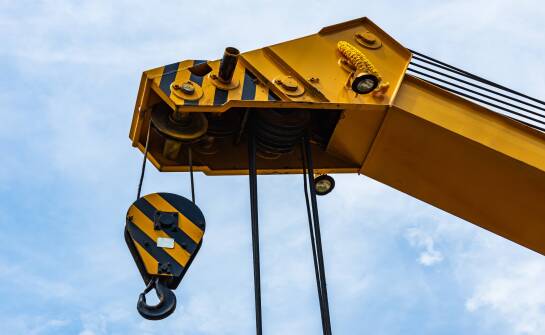 Jakie są najważniejsze aspekty przy negocjacji ceny wynajmu dźwigu?