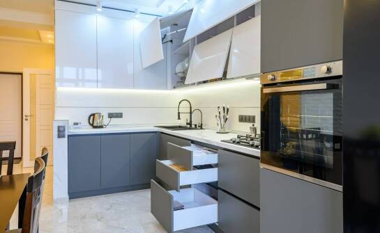 Jak kosze na odpady mogą wpłynąć na organizację przestrzeni w kuchni?