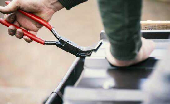 Jakie funkcje dodatkowe mogą oferować zaawansowane modele nożyc do korytek kablowych?