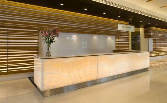 Spiek kwarcowy na ścianę w przestrzeniach publicznych – zalety i wyzwania