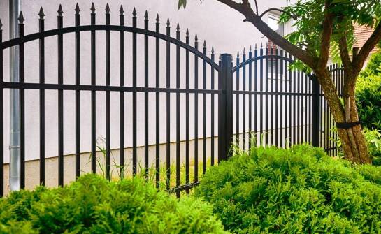 Malowanie proszkowe jako sposób na trwałość i estetykę ogrodzeń
