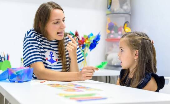 Jakie są najczęstsze przyczyny zaburzeń mowy u dzieci według logopedów?