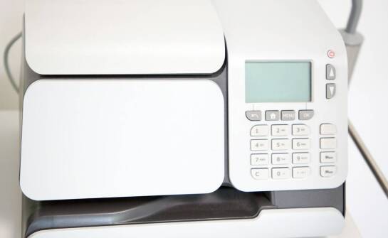 Drukarka do faktur samochodowa – jakie parametry techniczne są najważniejsze?