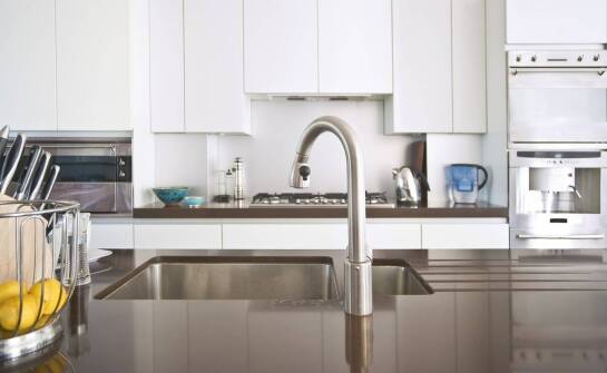 Odporność zlewozmywaków granitowych na przebarwienia w kontekście kuchennych wyzwań