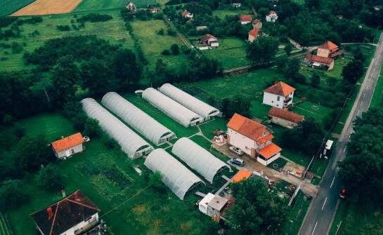 Jak hale namiotowe wspierają przechowywanie maszyn rolniczych?