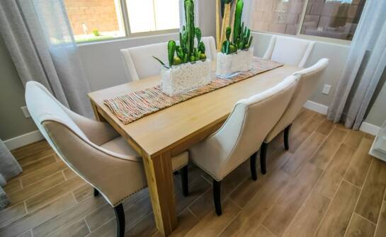 Jak poszewki na poduszki ozdobne mogą wpłynąć na wygląd jadalni?