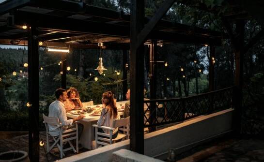 Muzyka na żywo: jak wpływa na doznania kulinarne naszych gości?