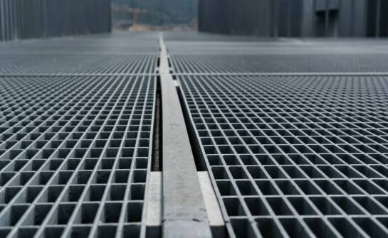 Zastosowanie sklejki antypoślizgowej w budowie scen – bezpieczeństwo i funkcjonalność