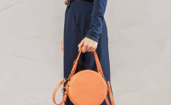 Poradnik: jak łączyć klasyczne sukienki z modnymi dodatkami?