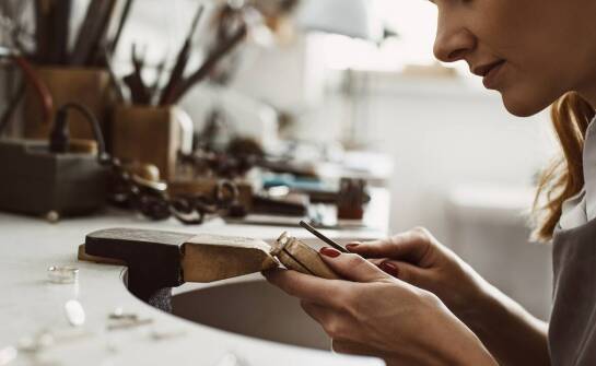 Jakie są zalety wyboru biżuterii z możliwością grawerowania?