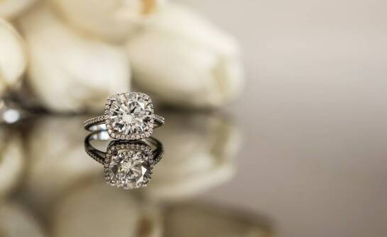 Jakie korzyści oferują konsultacje online przy wyborze pierścionków zaręczynowych?