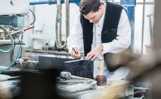 Proces personalizacji zdjęć nagrobkowych – od projektu po realizację