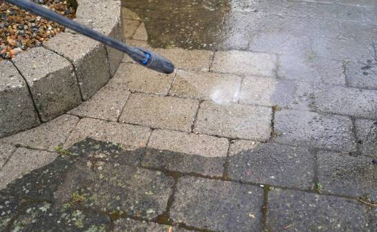 Profesjonalne podejście do usuwania śladów po oponach z kostki brukowej