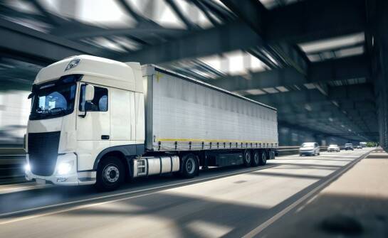 Automatyczny załadunek i rozładunek w naczepach – korzyści technologii Cargo Floor