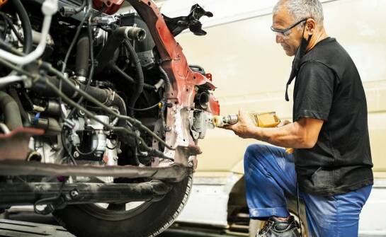 Rola doświadczonych specjalistów w naprawach blacharsko-lakierniczych