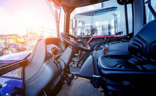 Jakie funkcje oferuje Bluetooth w panelu dźwiękowym ciągnika elektrycznego?