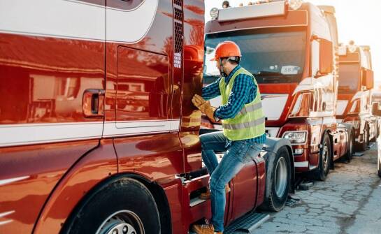 Zalety korzystania z pomocy drogowej dla ciężarówek w trasie