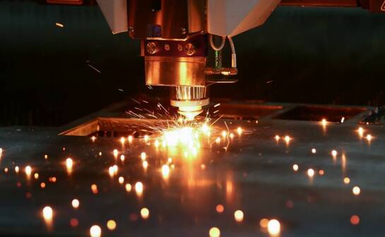 Proces cięcia na wymiar prętów stalowych: zalety dla projektantów